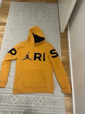Hoodie air Jordan - Varm och skön i storlek M , är nog en S/M passar en XS också väl. Men är man en större M så kan den sitta lite tight ifall man gillar det 