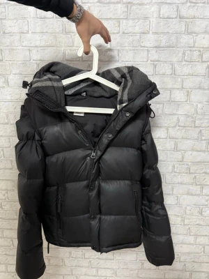 Svart vinterjacka - Hej! Säljet en vinterjacka. Storlek M. Väldigt bra skick. Kan göras om till en väst. Osäker på äkthet. Hör av dig vid intresse!