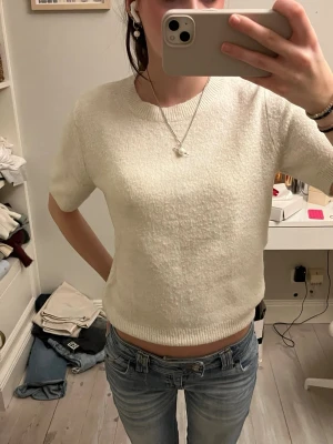 Vit stickad kortärmad tröja🤍🤍 - Säljer en enkel och stilren vit stickad tröja med korta ärmar och rund hals!!