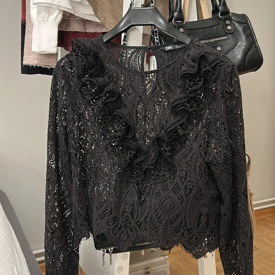 Spetsblus med volang från Zara - 1