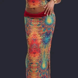 Färgglad långkjol med en matchande topp - Stl S men är stretchig i materialet