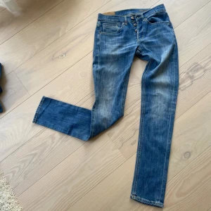 Blå Dondup jeans modell George storlek 30 - Blå Dondup Jeans i storlek 30 av modellen George. Har en skinny fit som är perfekt nu inför höst och vintern.