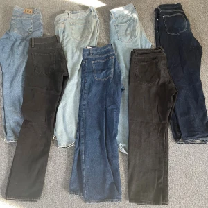 Baggy Jeans i olika storlekar och modeller  - Säljer ett gäng jeans i olika blå och svarta nyanser. Modellerna varierar mellan ljusblå, mellanblå, mörkblå och svart denim. De varierar mellan storlekarna L29-34 och W28-31. De flesta sitter mer eller mindre baggy. Mer info kan såklart fås vid intresse. Säljer helst allt samtidigt. Säljer alla för 450 vilket är ett kap då de har mycket kvar att ge. 