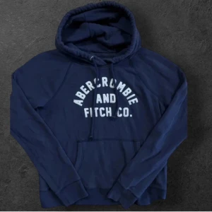 Marinblå hoodie från Abercrombie & Fitch - Säljer nu denna feta vintage hoodie som är extremt sällsynt och inte går att få tag på längre. Skick 8/10 Storlek Xs passar dig mellan 150-160 Hör av dig om du har några frågor