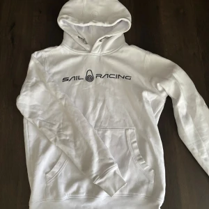 Vit Sail Racing hoodie - Säljer denna snygga sail racing hoodien | Den är i mycket bra skick, men kan finnas någon fläck på tröjan då den är vit men endast använd fåtal gånger | Storlek S                                                 Tveka inte på att skriva vid ytterligare frågor!😁