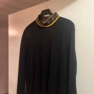 Fendi turtleneck  - Storlek 50 motsvarande Medium, toppen skick förutom den plupp som är på bild, inget som syns vid användning. Nypris runt 10.000 och lägsta på ebay är 4600 atm. Materialet är kashmir och väldigt fin overall. 