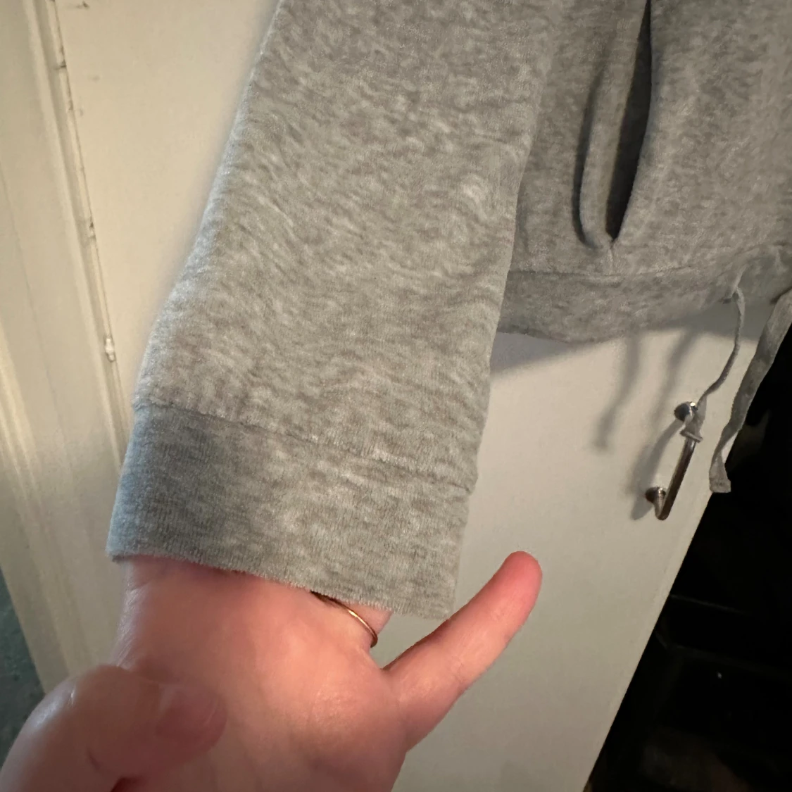 Grå hoodie i velour med blå huva strl: M - 2