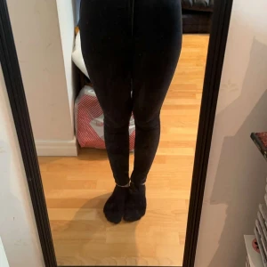 Svarta skinny jeans från Zara - Säljer ett par svarta skinny jeans från Zara i storlek 38. De är högmidjade med tajt passform och klassiska bakfickor. Jeansen är i stretchigt material som sitter snyggt och bekvämt längs benen.