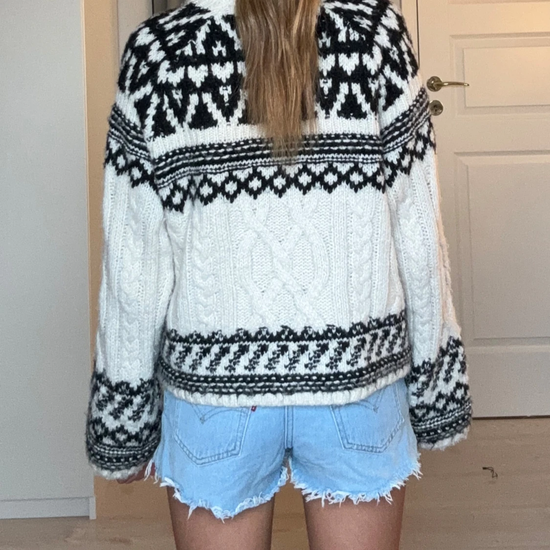 Vit och svart stickad tröja med mönster - 3