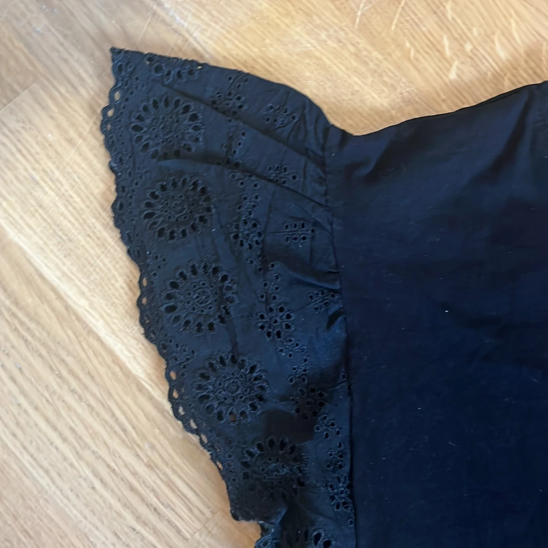 Svart blus med broderade volangärmar - 2