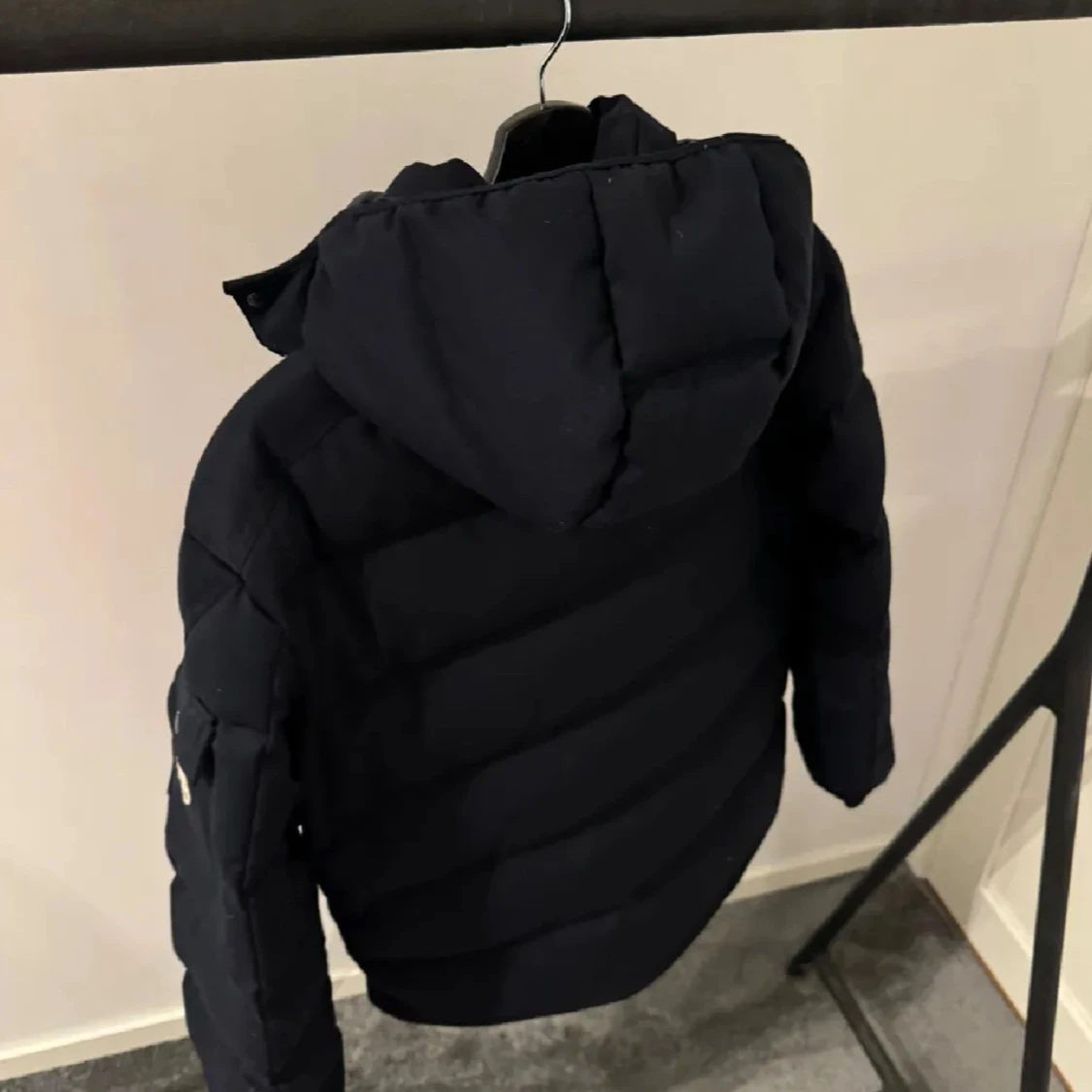 Svart Moncler dunjacka med huva - 1