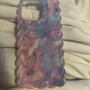 Skal iPhone 14 Pro max - Lila/rosa skal till iPhone 14 Pro max, knappt använt så i nyskick, inga defekter