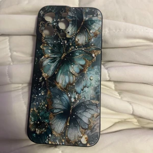 Skal iPhone 14 Pro Max  - Grönt skal med fjärilar till iPhone 14 Pro max, använt litegrann men inga tecken på användning, inga defekter 
