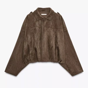 Brun mockajacka från Zara, oversized - Säljer en brun oversized mockajacka från Zara. Aldrig använd med prislapp kvar, fick hem för en vecka sen. 
