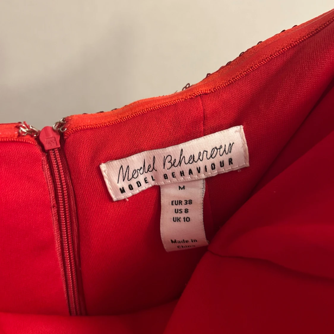 Röd paljettklänning Model Behaviour - 2