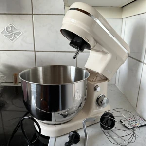 Passera köksassistent - Kraftfull köksassistent från Passera med stor rostfri bunke, visp och degkrok. Flera hastighetslägen och klassisk design. Fungerar utmärkt, endast mindre bruksspår synliga. Perfekt för bakning och matlagning i hemmet.