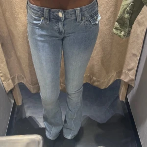 Blå bootcut jeans med fickdetaljer - Säljer dessa jättefina true religon jeans i modellen ” joey ” pga av att jag köpte fel storlek 🩵Innerbensmåttet är ca 81 cm och midjan ca 60 cm 🌸Hör av er vid funderingar och frågor! 