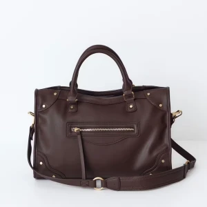 Mörkbrun handväska - Snygg mörkbrun handväska i skinn med guld detaljer! Stor väska vilket passar perfekt som skolväska🤎