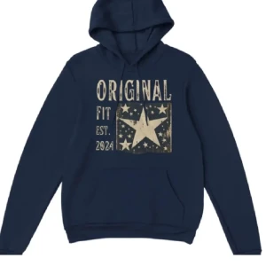 Marinblå hoodie med stjärntryck - Snygg marinblå hoodie med huva och snörning. Framsidan har ett stort tryck med texten 'ORIGINAL FIT EST. 2024' och en stjärna omgiven av mindre stjärnor i beige. Perfekt för dig som gillar streetstyle och vill sticka ut.