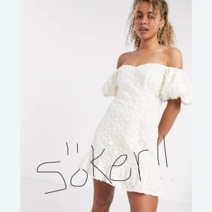 Söker &other stories klänning  - Söker denna offshoulder klänning från &other stories!! Storlek M. Skriv om ni vill sälja 🙏🙏