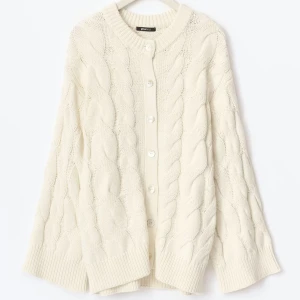 Vit kabelstickad kofta från Gina Tricot - Så snygg o populär kofta från Gina, använd en gång❤️ helt slutsåld!