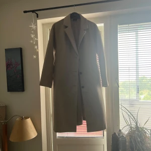 Beige kappa  - Använd ett par gånger, säljer pga den inte kommer till användning längre 