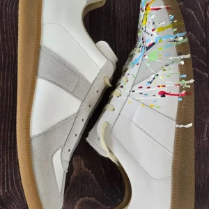 Maison Margiela Gats  - Helt nya inprencip, använda en månad ungefär men gillade de inte så mycket. Nyskick, äktahets bevis finns! Hör hjärna va er! 🙌 Skrov för mer bilder, nypris ungefär 7500.