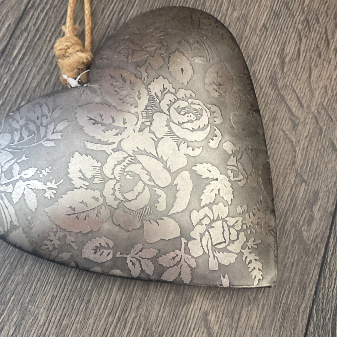 Silvrigt hjärtformat hängsmycke med blommor - 2