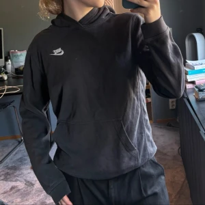 Svart hoodie  - Nike hoodie💕 tror den är killstorlek men den sitter som en fin xs på mig🌸