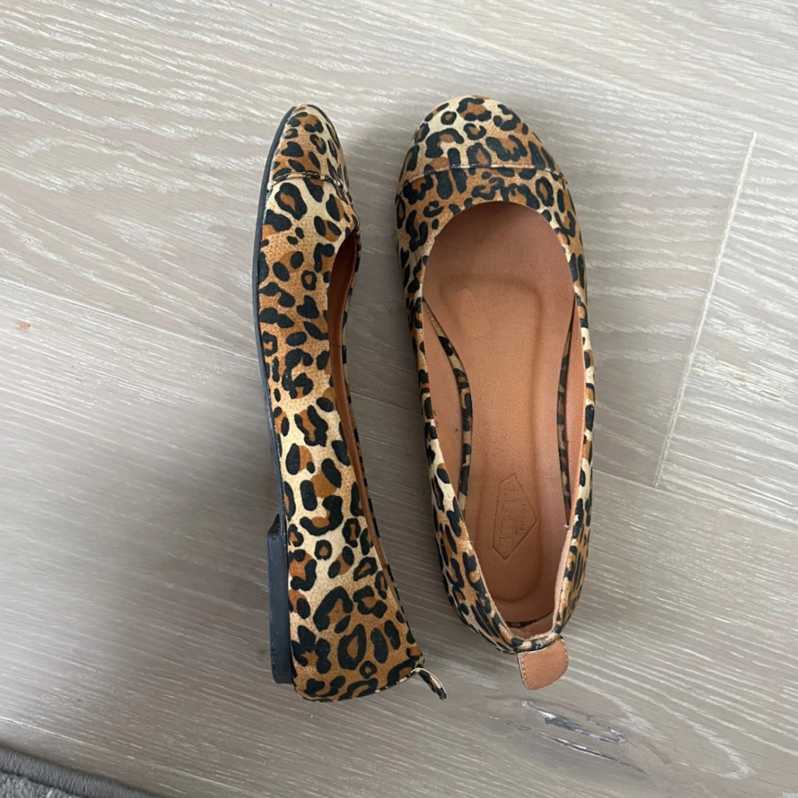 Leopardmönstrade ballerinaskor - 1