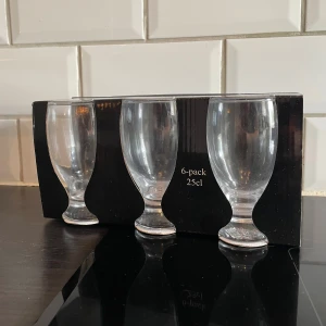 Dricksglas på fot - 12st helt nya dricksglas på fot, är förpackade 6st i varje så går även att köpa bara 6st för halva priset. 7 x 12 cm, 25cl. 💕