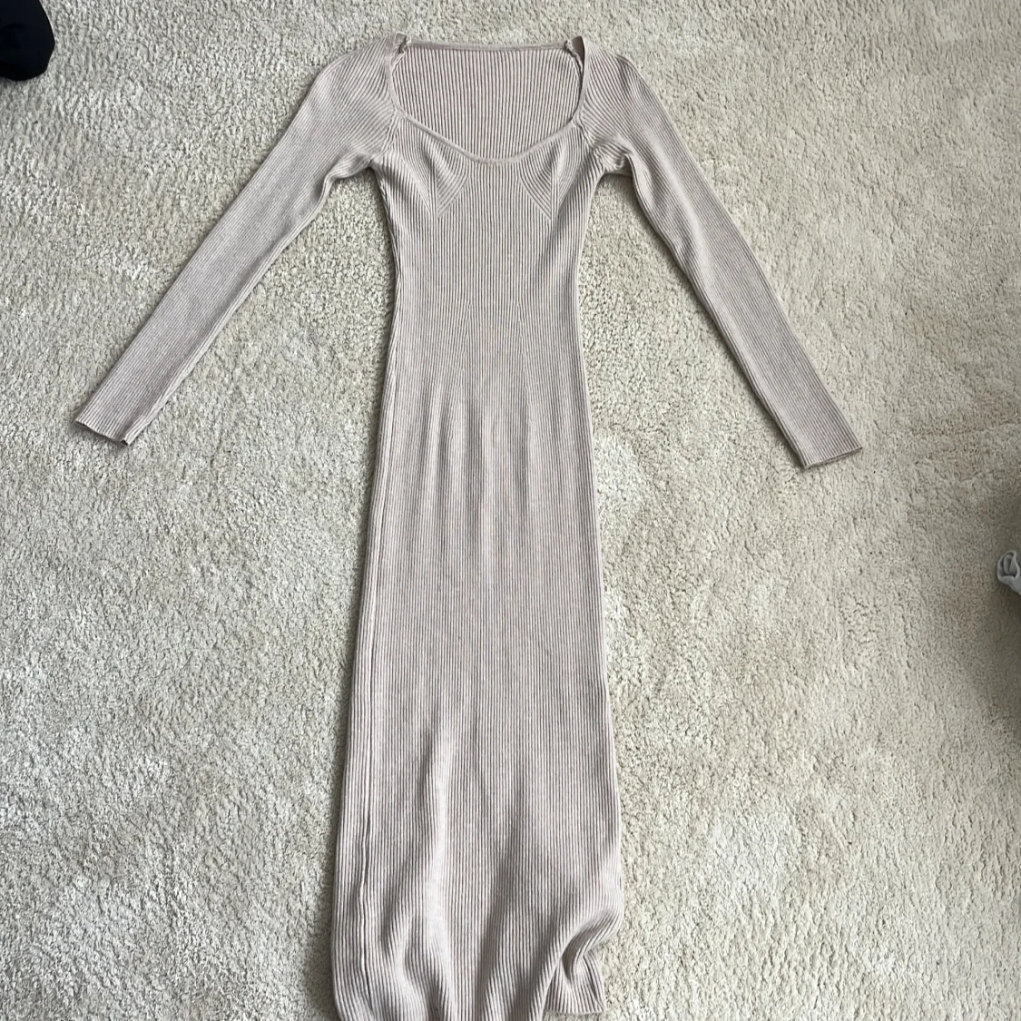 Beige ribbad långklänning med slits