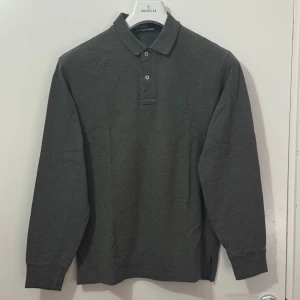 Ralph Lauren Tröja - Ralph Lauren Polo Tröja. Storlek S. I jätte bra skick utan defekt. Skickar alltid samma eller nästa dag. Skriv från privat för mer information.