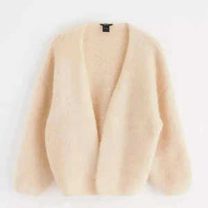 Beige stickad kofta från & Other Stories - Jättefin stickad kofta från Lindex! Använd ett fåtal gånger så den är i bra skick! St xs-s. Pris kan diskuteras, skriv om du vill ha fler bilder eller undrar något!❤️