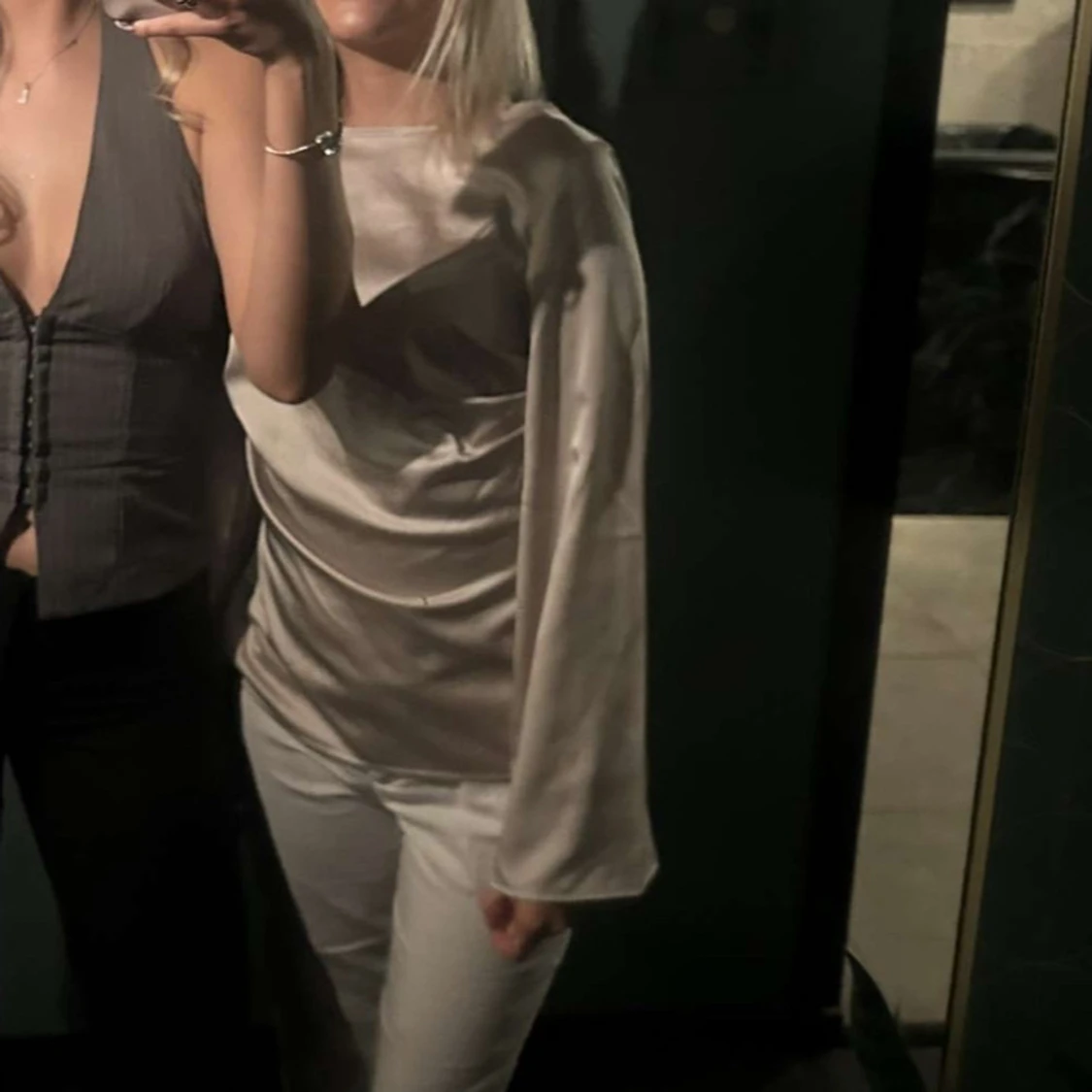 Champagnefärgad satintopp med vida ärmar