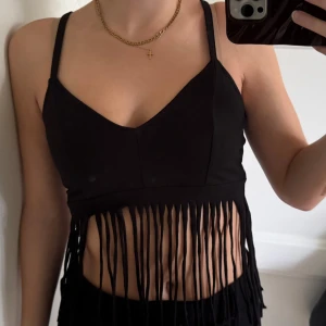 Svart croppad topp med fransar - Från H&M, använd en gång 