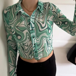 Mesh tröja  - Säljer en croppad skjorta från FB Sister i storlek S. 