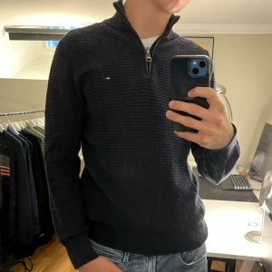 Tommy Hilfiger - Tja säljer en snygg och skön stickad Tommy Hilfiger tröja. Tröjan är i färgen mörkblå. Tröjan är i skicket 7/10, fin men kanske lite solblekt.  är perfekt nu till hösten🍁 nypris 1700 kr Hör av dig vid funderingar🙌