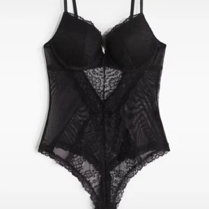Spetsbody  - Snygg populär svart body med spets och meshdetaljer från H&M som är slutsåld, i storlek 38 men passar även XS/S. Helt oanvänd🤍