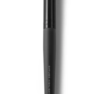 bareMinerals Diffused Highlight borste - En svart sminkborste från bareMinerals, modell Diffused Highlight. Borsten har ett matt svart handtag och täta, mjuka borststrån som är perfekta för att applicera highlighter med precision. Snygg och stilren design, passar perfekt i sminkväskan.