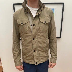 J. Lindeberg fieldjacka - Säljer nu denna jättefina fieldjackan ifrån J. Lindeberg som är perfekt nu till hösten/vintern. Jackan är i storleken small, skicket är jättebra inga tecken på användning över huvud taget. Hör gärna av dig om du har några frågor