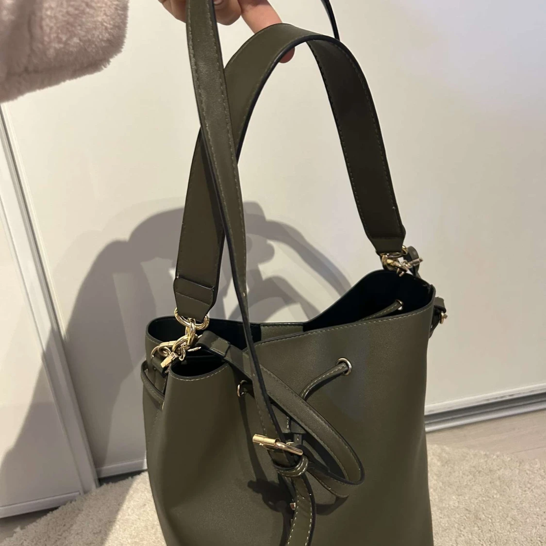 Olivgrön bucket bag med snörning - 1