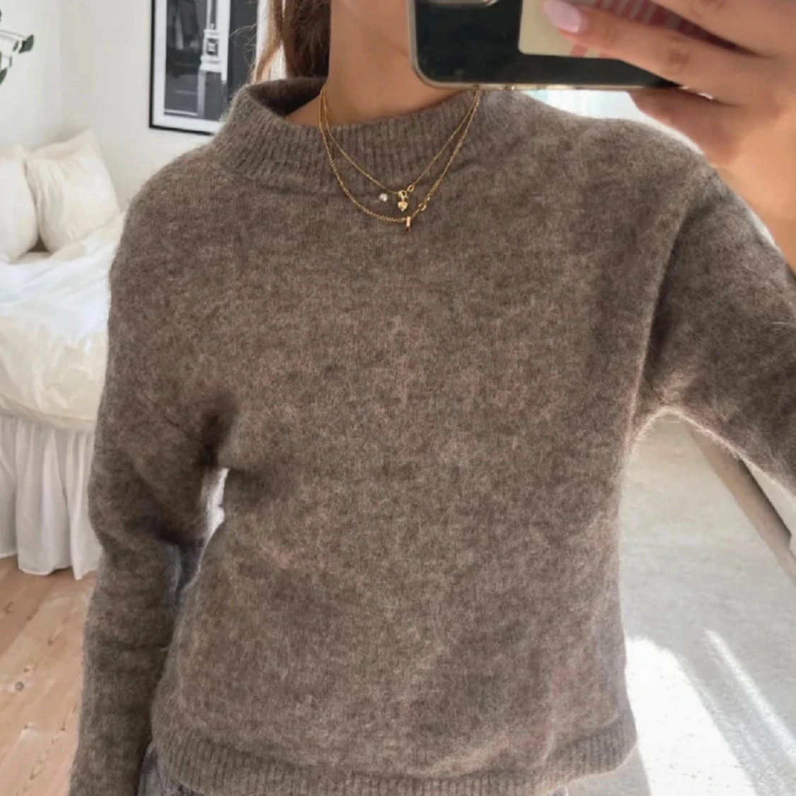 Brun stickad tröja med hög krage - 1