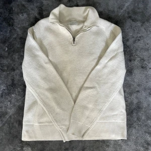 Ljusbeige half zip-tröja These Glory Days - Säljer en ljusbeige stickad tröja från These Glory Days i storlek small. Tröjan har en hög krage med half zip-dragkedja och är långärmad. Perfekt för lager-på-lager och chill stil. Köpt för 600 kr, pris kan diskuteras 