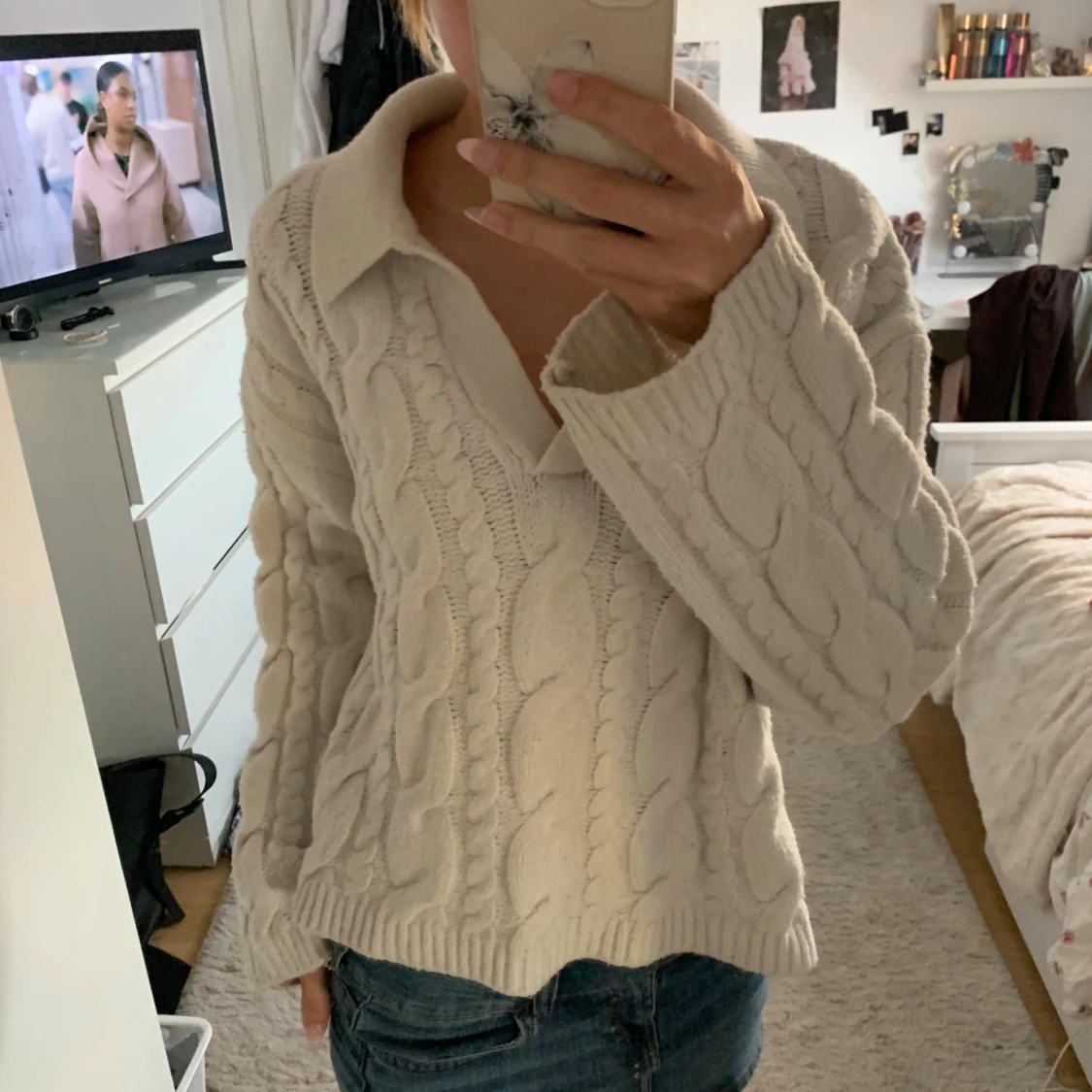 Beige kabelstickad tröja med krage