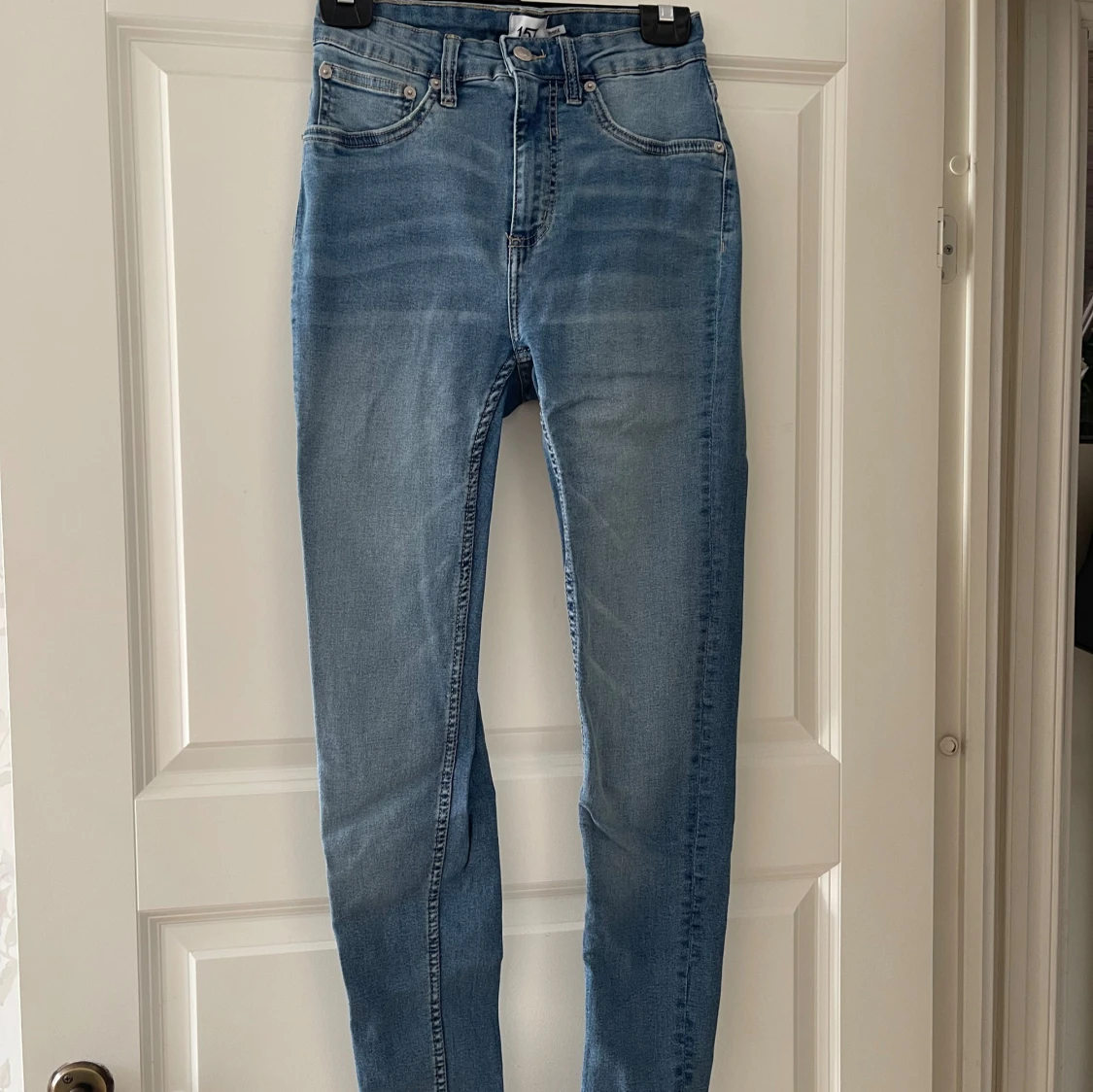 Ljusblå skinny jeans med hög midja