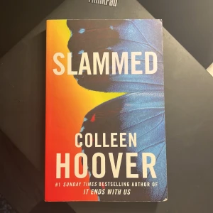 Slammed - En känslosam och romantisk berättelse om Layken, som efter sin pappas död kämpar för sin familj och möter Will – en kille vars passion för poetry slams förändrar allt. Perfekt för dig som gillar starka känslor, poesi och oväntad kärlek.