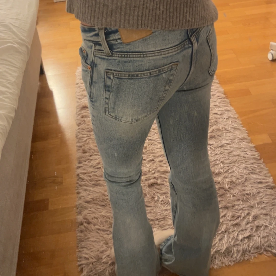 Lågmidjade bootcut jeans från Weekday - 1