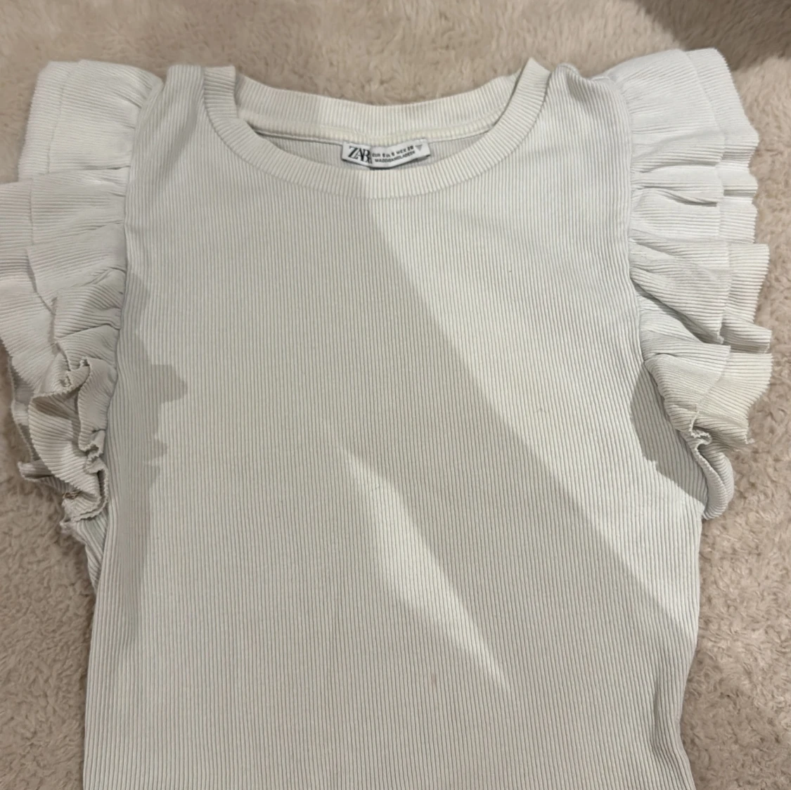 Vit ribbad topp med volangärmar Zara