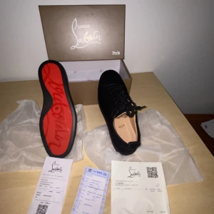 Christian Louboutin svarta sneakers - A-kop*a, oanvänd. Kvalitet är som äkta och säljer då jag köpte den av en person för 2000kr och trodde att den är äkta. Är väldigt bra kvalite, man måste kolla insidan av sulan för att se att den inte äkta.               ‼️PRUTNING VID ANABB AFFÄR‼️